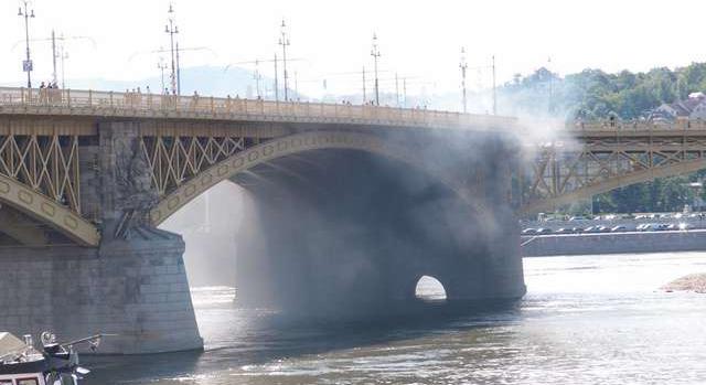Újabb életmentés a Margit hídon – Négy rendőr kellett a sikeres akcióhoz