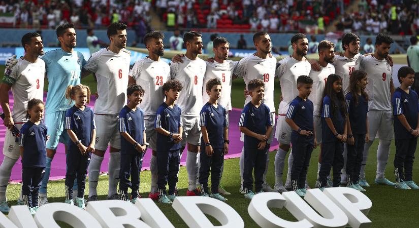 Megkínozzák, bebörtönzik az iráni futballisták családtagjait, ha a játékosok nem éneklik a himnuszt