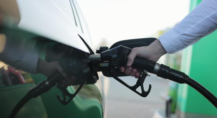 Sokkoló: vannak benzinkutak, ahol már csak 1 liter üzemanyagot adnak egy autósnak