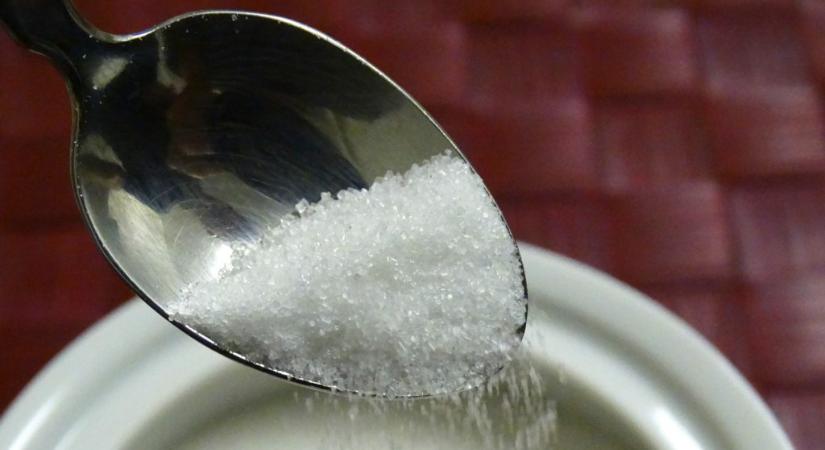 „Ha kitesszük, 10 perc alatt elkapkodják az emberek” – alig találkozni hatósági áras cukorral