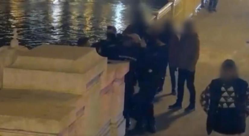 Rendőrök húzták vissza a Margit hídról leugrani készülő 21 éves lányt