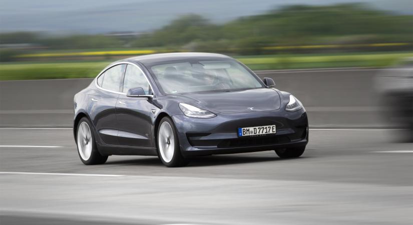A hírek szerint a Tesla egy újratervezett Model 3-on dolgozik