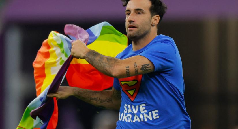 Ukrajnában menekülteket furikázó, jótékonykodó és világvándor futballista a portugál meccsre berohanó férfi