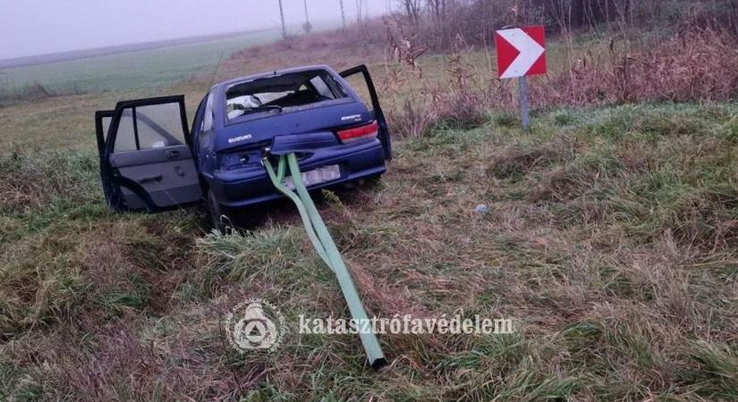 Teljesen átfúródott a sorompó az autón a reggeli halálos balesetnél Pusztaszabolcsnál