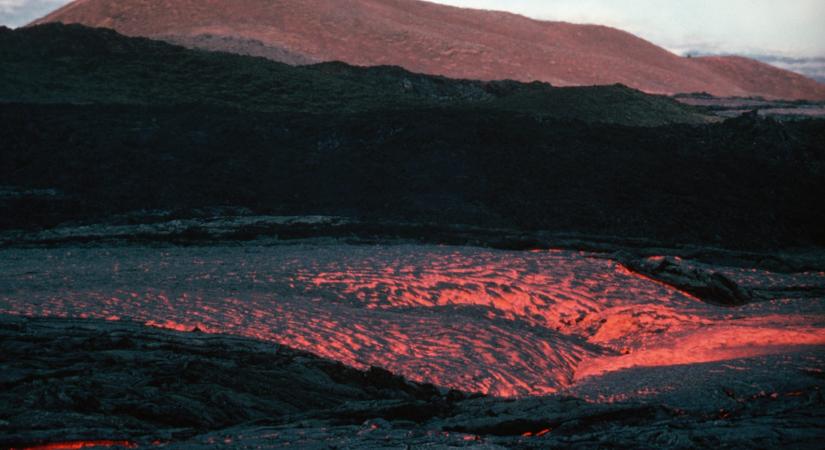 Újabb részletek derültek ki a világ legnagyobb aktív vulkánjának kitöréséről, reagált a turisztikai hatóság is