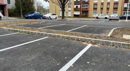 Új parkolóhelyeket hoztak létre a Littke utcában