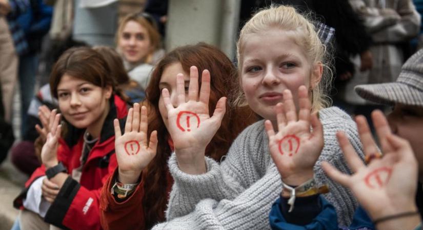 „Minket gyakorlatilag gyűlöletre nevelnek Magyarországon” – EP-meghallgatáson jártak a tiltakozó diákok
