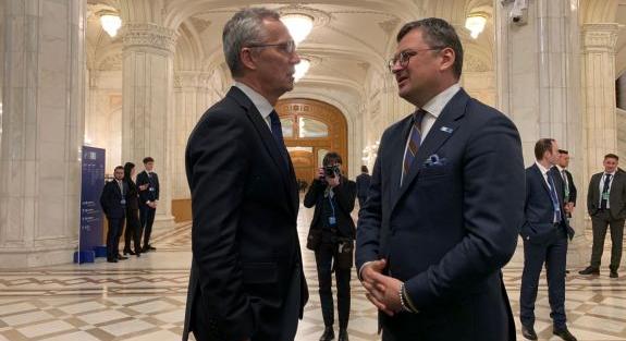 A magyar vétó ellenére Dmitro Kuleba találkozott Bukarestben a NATO-tagállamok külügyminisztereivel