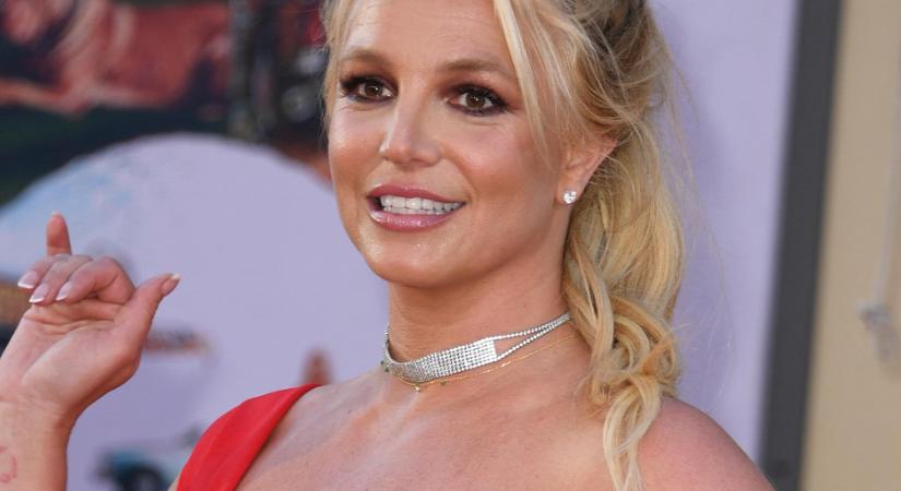 Britney Spears teljesen meztelenül, a fürdőkádban markolássza a melleit - képek