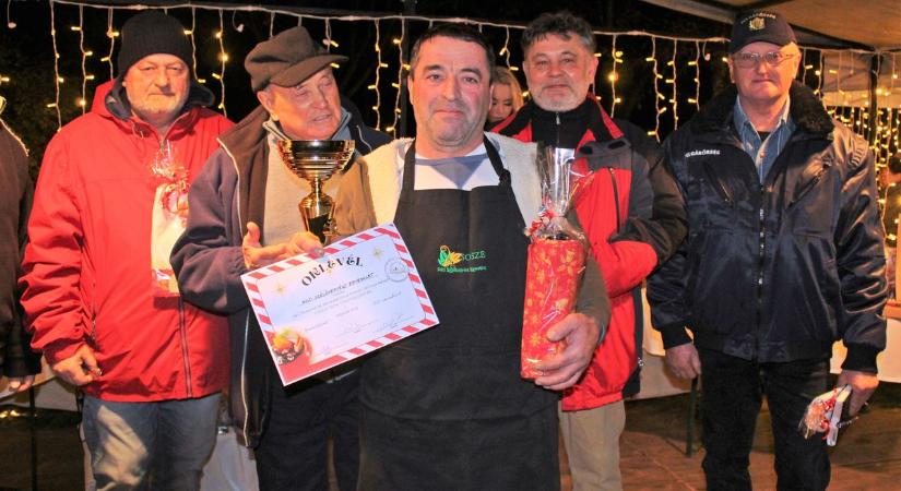 Baráti társaságok vetélkedtek a solti forraltbor-főzőversenyen