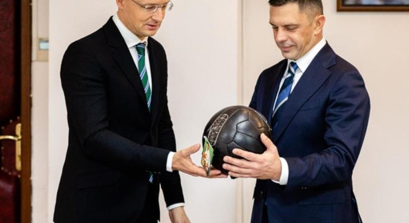 Képek: Puskás-labdát adott, Hagi-mezt kapott a magyar külügyminiszter a romániai sportminisztertől