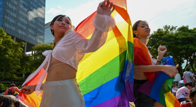 Szingapúr engedélyezi a férfiak közötti szexet, de betiltja az azonos neműek házasságát