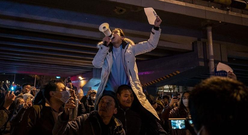 Forrong a feszültség, ismét tiltakoznak a járványkorlátozások ellen a kínaiak