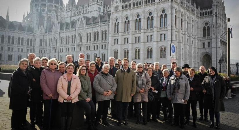 Parlamenti látogatásra hívta segítőit, a polgármestereket dr. Pajtók Gábor