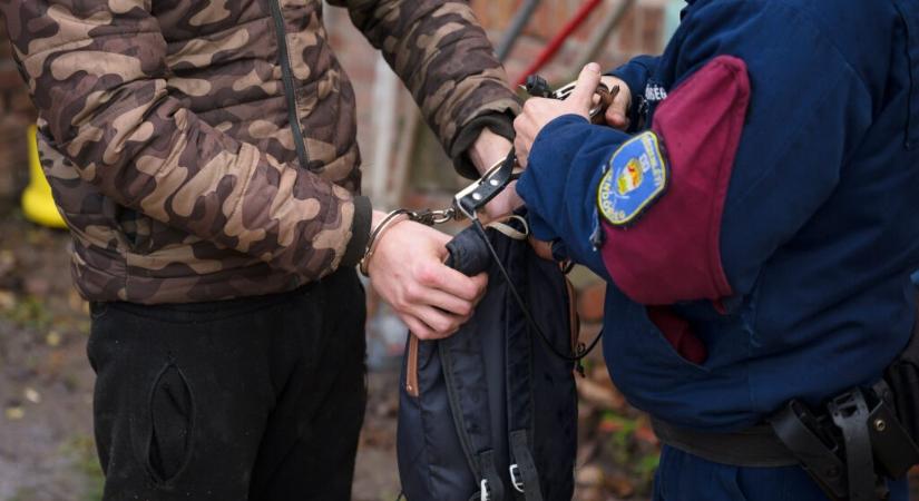 Embercsempészcsaládot vettek őrizetbe Szegeden (FotókVideók)
