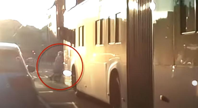 Az érkező busz elé esett egy piroson átszaladó idős nő a Keleti pályaudvarnál - videó