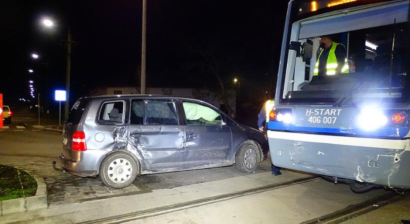 Autóval ütközött a tram-train a Boldogasszony sugárúton