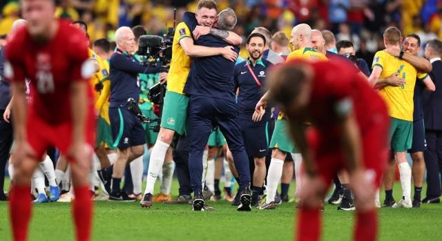 Ausztrália továbbjutott, miután higgadt játékkal 1-0-ra verte Dániát