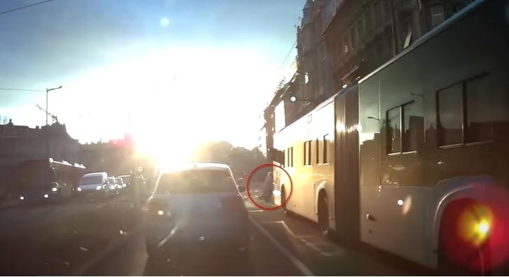 Sokkoló felvétel: a busz elé esett egy piroson átkelő néni a Keletinél