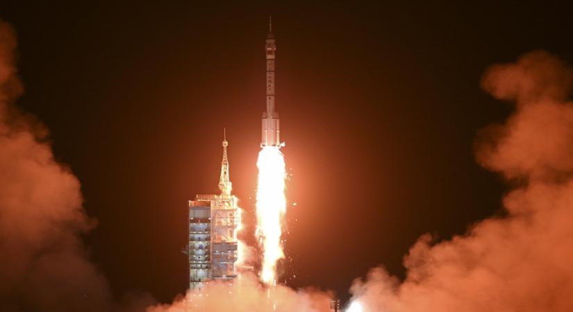A kínai Sencsou-15 űrhajó sikeresen kapcsolódott a Tienkung űrállomáshoz