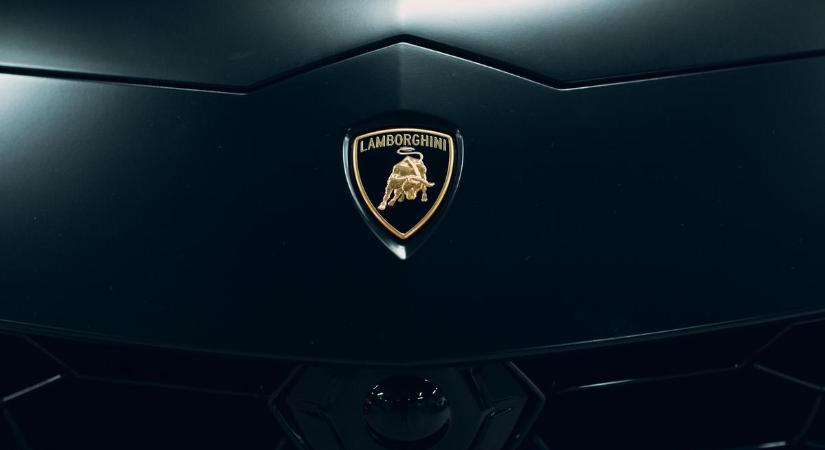 Éjfekete Lamborghinit kapcsoltak le a magyar határon – Fotókon a 100 milliós luxusverda