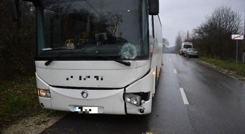Veszélyben az élete annak a nőnek, akit elütött egy busz Szálkán