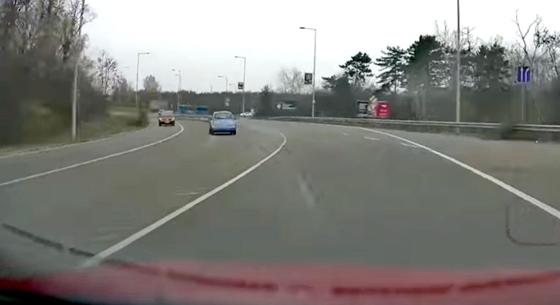 Videón a pillanat, amikor egy autós elindul szembe a forgalommal – videó