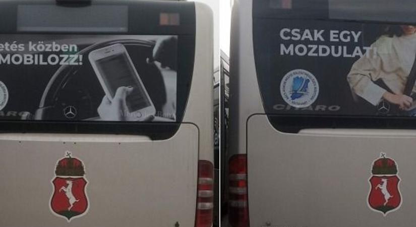A biztonsági öv használatára is felhívják a figyelmet a kecskeméti buszokon látható üzenetek
