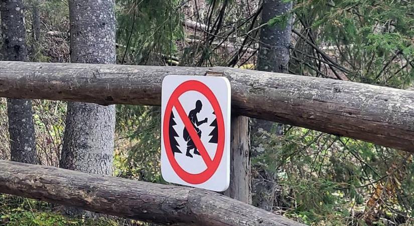 Kakálni tilos táblák jelentek meg a Tátrai Nemzeti Parkban