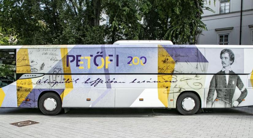 Csütörtök délután Válra érkezik a Petőfi200 busz