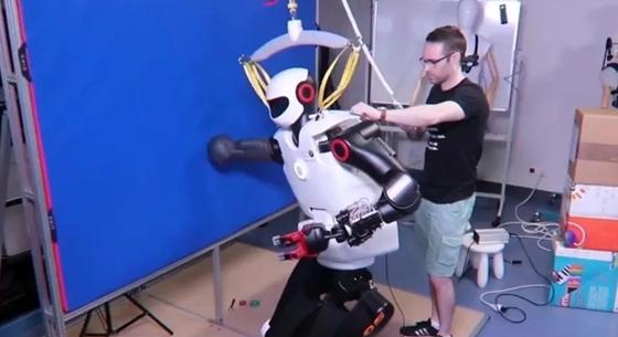 Megtanították egy robotnak, hogyan kapaszkodjon meg a falban, ha elesne – videó