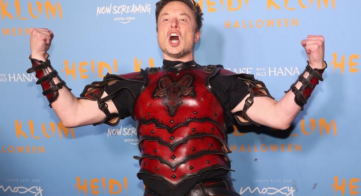 Elon Musk lefotózta az éjjeliszekrényét, és kiderült, hogy ott nagyobb a káosz, mint a Twitteren
