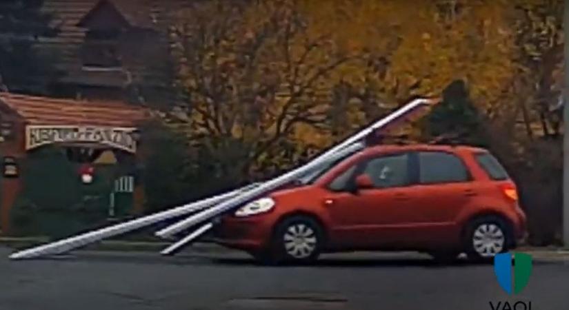 Videón ahogy leborult a rakomány egy autóról Szombathelyen