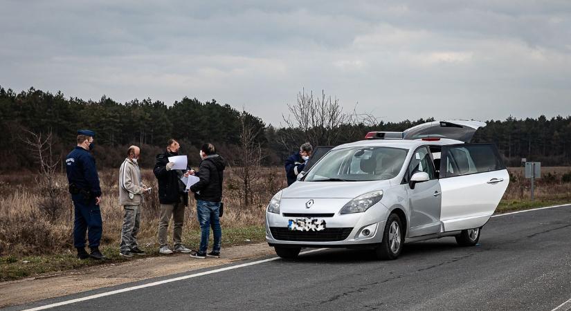 Kiugrottak a román embercsempész kocsijából, majd elfutottak a rendőrök elől a migránsok