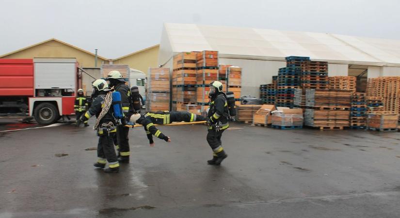Három társulat mentették ki a tűzoltók a tótkomlósi üzemből