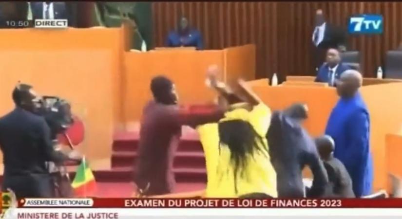Verekedés tört a szenegáli parlamentben (videó)