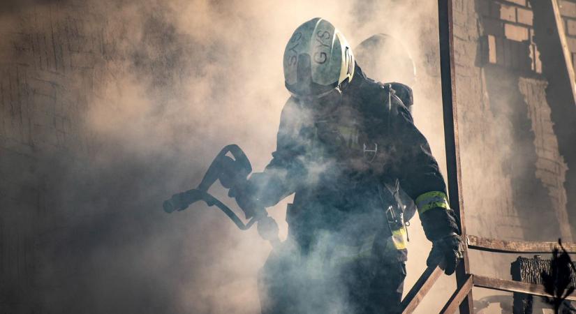 Melléképület áll lángokban Bátonyterenyén, a tűzoltók már a helyszínen dolgoznak