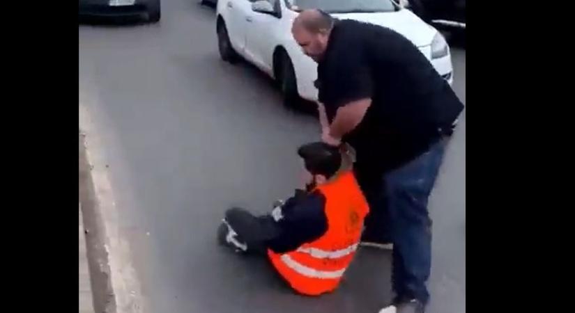 A nyakuknál fogva dobálták le az útról a klímatüntetőket a dühös autósok (videó)