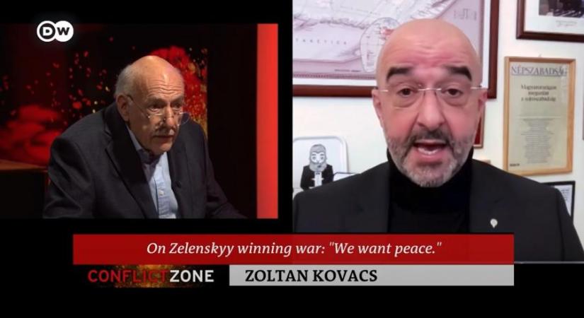 A bezárt Népszabadság címlapjával a háta mögött adott interjút Kovács Zoltán a Deutsche Wellének