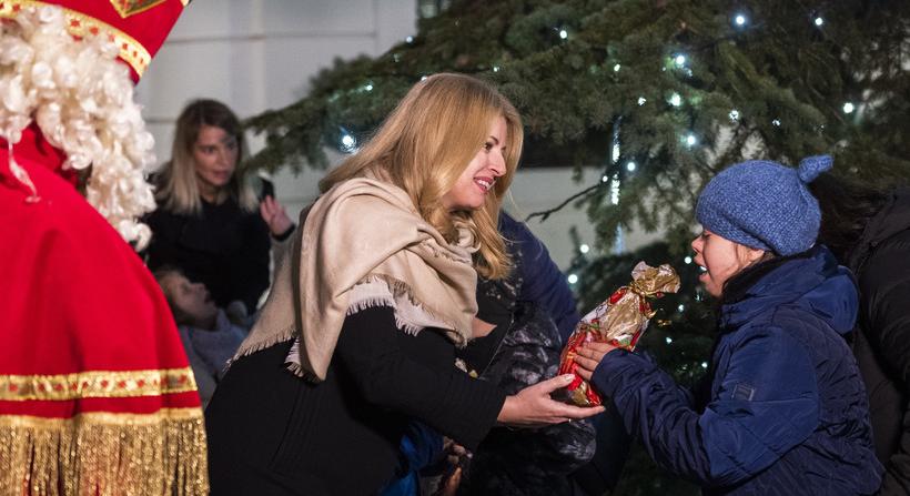 Fogyatékkal élő gyerekekkel gyújtotta meg a karácsonyi fényeket az államfő