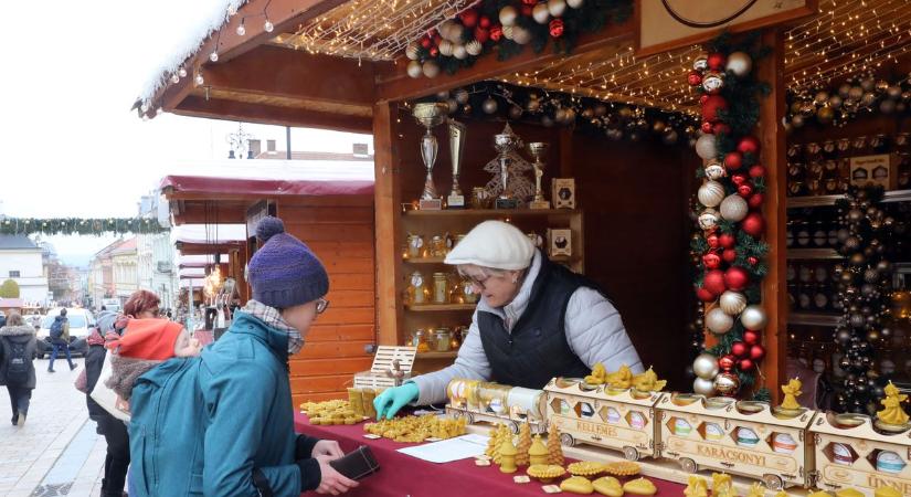 Képzőművészeti karácsonyi vásárral találkozhatunk a pécsi Jókai téren