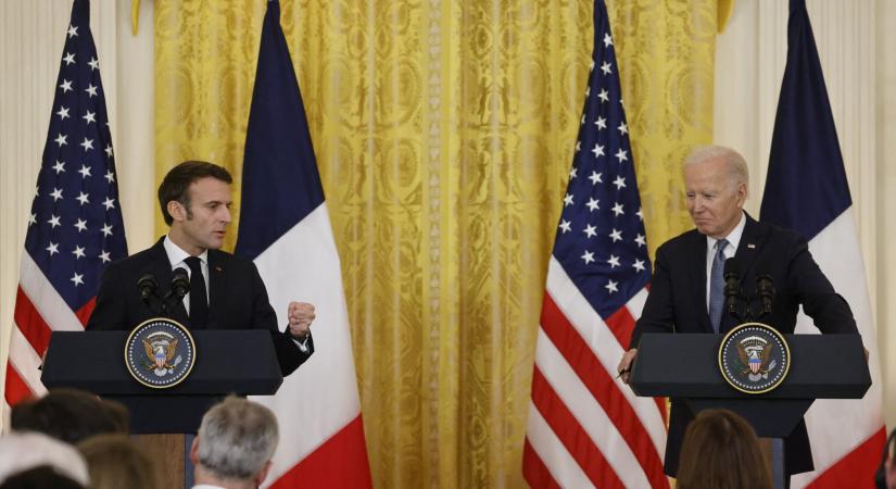 Biden és Macron a találkozójukon elköteleződtek Oroszország felelősségre vonása mellett