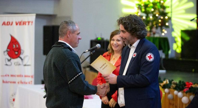 Sokszoros véradók önzetlen segítségét köszönte meg a Vöröskereszt Hevesen