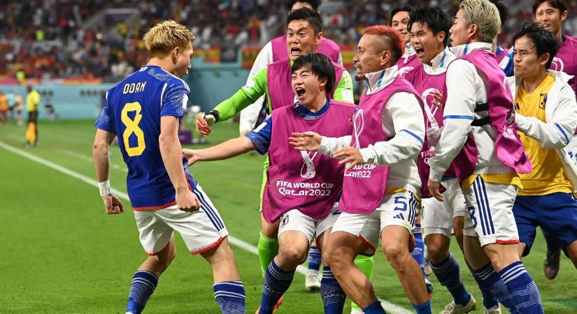Őrült meccsen győztesen búcsúztak a németek, Japán nyerte a csoportot