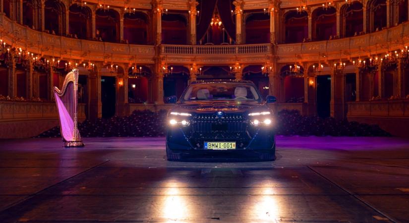 Magyarországon nem fantomja, hanem a BMW i7-ese van az Operaháznak