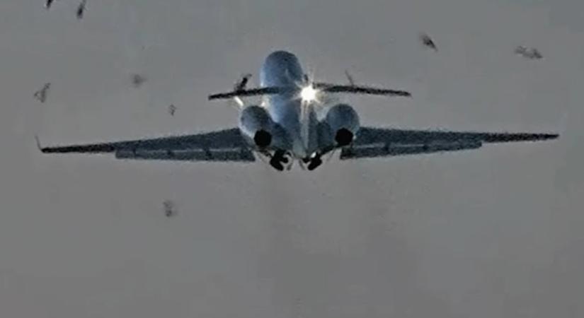 Videón a pillanat, ami leszállásra kényszerített egy katonai repülőgépet