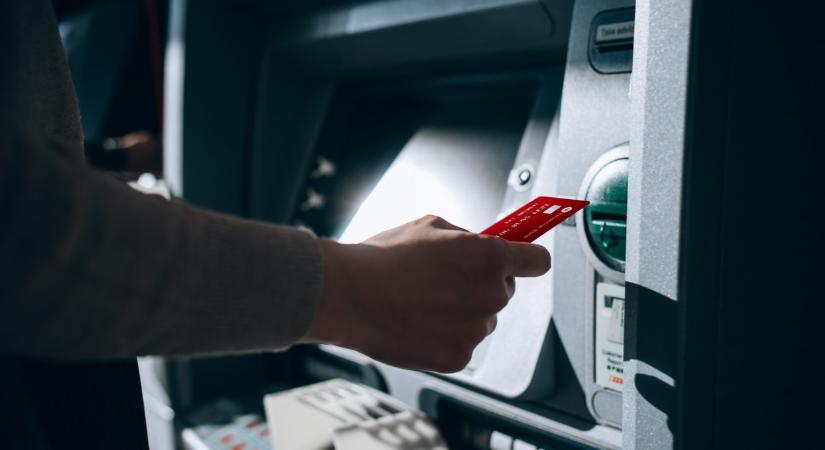 Mi folyik a magyar ATM-eknél? Sorra szüntetik meg az ilyen automatáikat a bankok