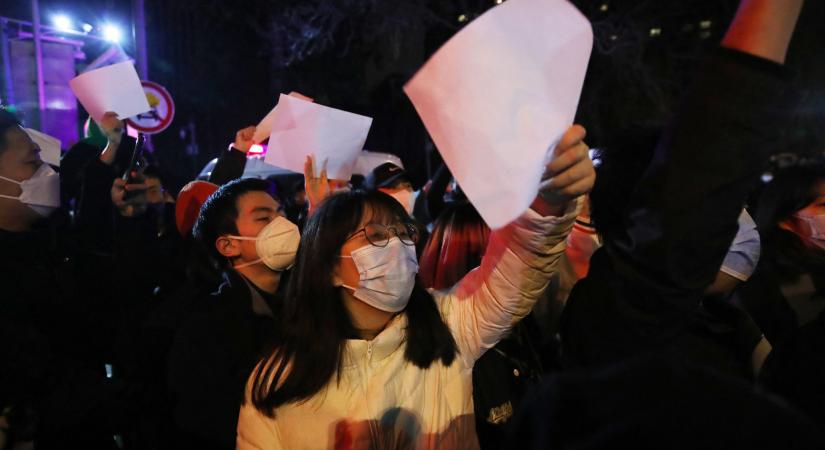 Kína „vészhelyzeti” szintű cenzúrát vezet be a járványkorlátozások elleni tüntetések miatt