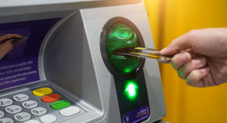 Változás a bankoknál, erre számítsunk: lassan elfogynak az utcákról az ATM-ek?