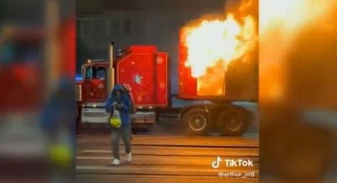 Kigyulladt a Mikulás-kamion Bukarestben, de nem kólával oltották el a tüzet